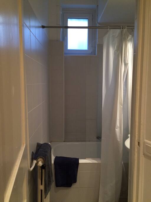 Salle de bain et toilettes séparés