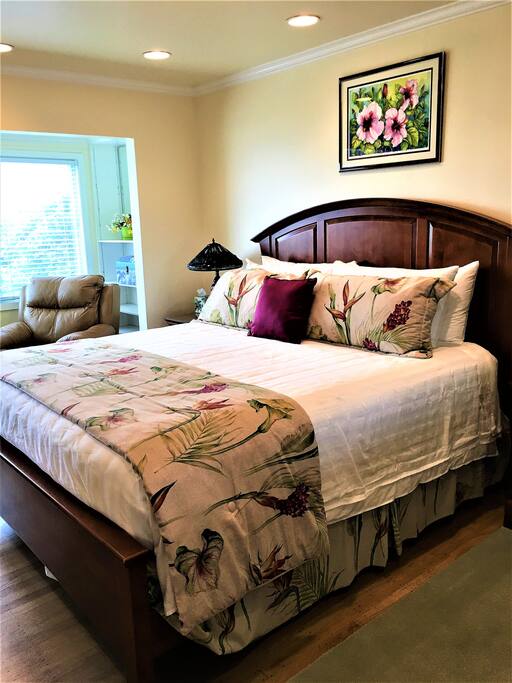 Master Bedroom w/sitting area