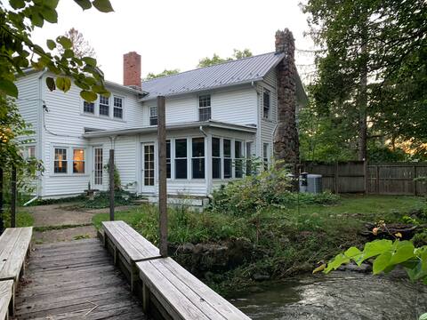 Spacious Stream Side 4 bedroom Historic Home