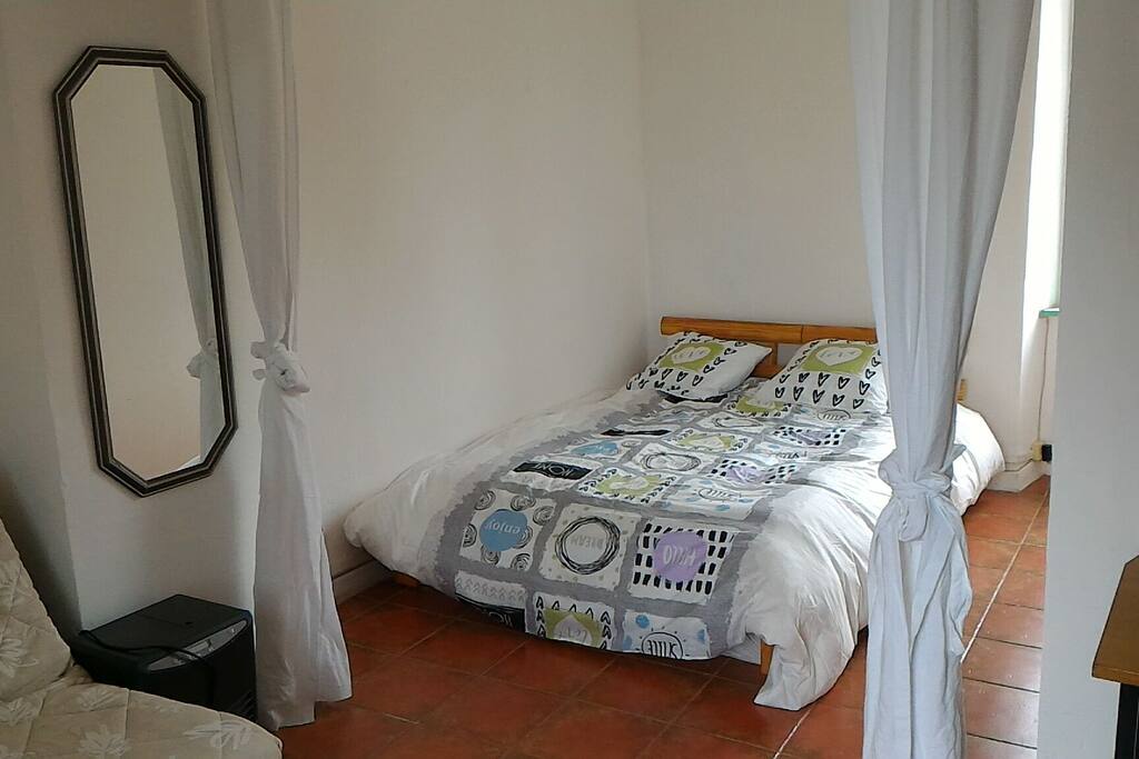 lit dans la chambre à l'étage