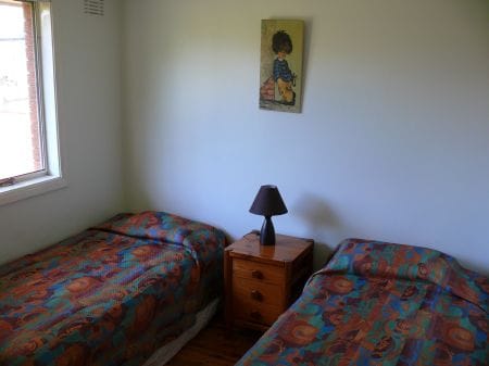 חדר שינה 2 (2 מיטות יחיד עם מלתחה גדולה עם מראה מובנית)