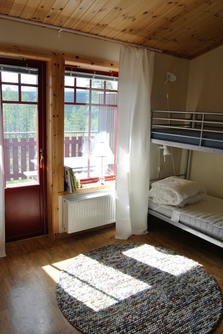 Chambre avec 2 lits superposés, accès direct au grand balcon avec vue magnifique.