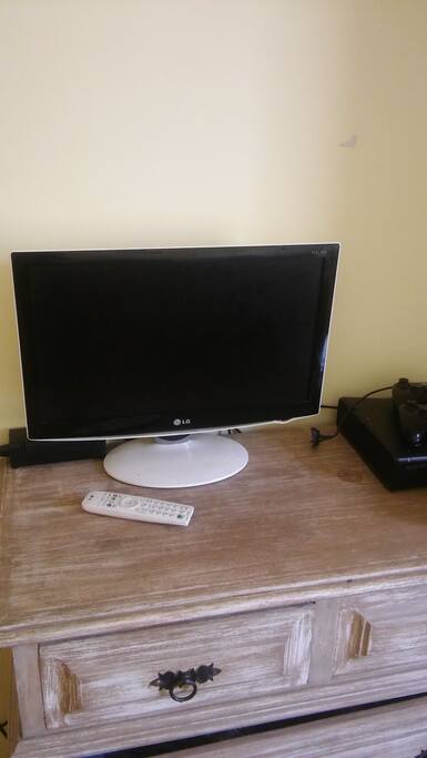 TV de LCD , comoda, prateleira e arara para pedurar roupas com cabide, mesa para notebook (quarto hóspede)