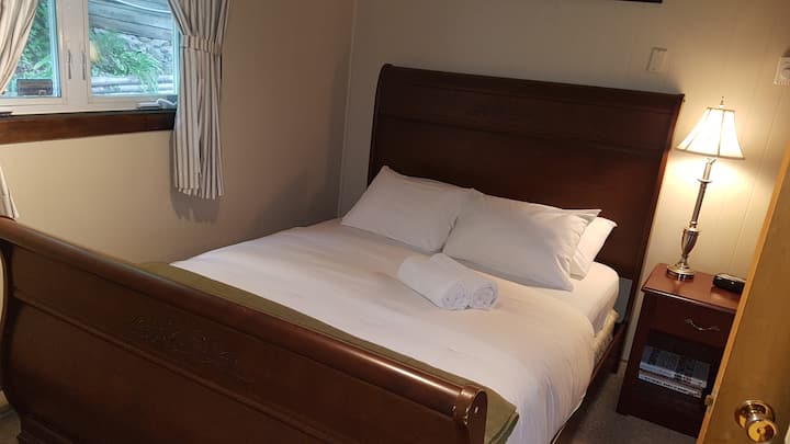 غرفة نومنا الرئيسية العتيقة بسرير مزلقة بحجم كبير.