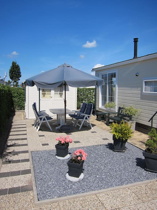 Terrasse mit Gartenhaus