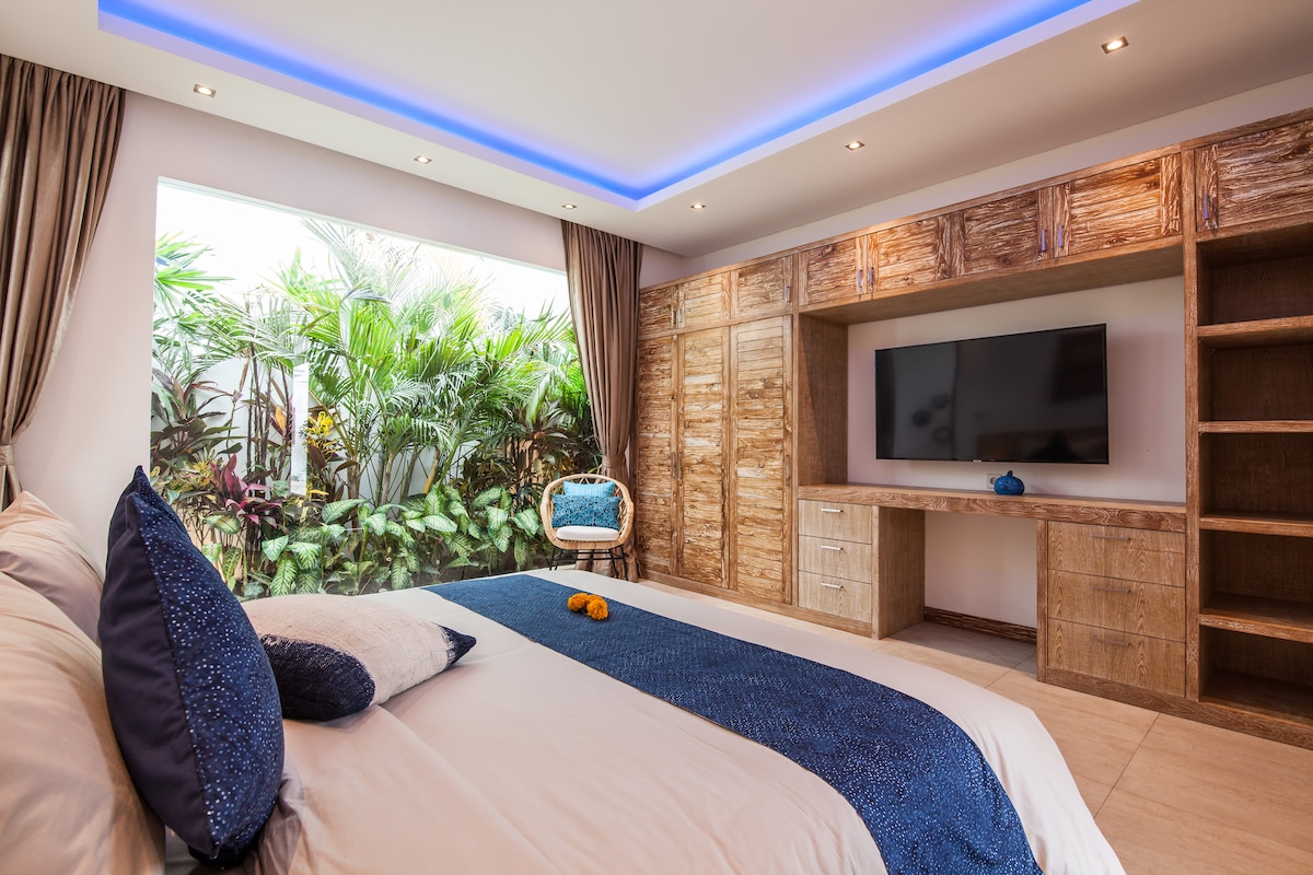 Spavaća soba 1 - bračni krevet - TV - ormar -  klima-uređaj - privatna kupaonica   - pogled na tropski vrt 