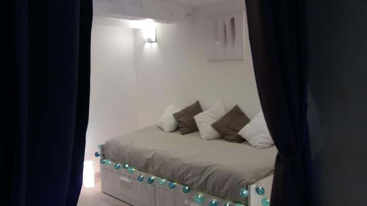 Schlafzimmerecke, Ausziehbett in 1-Personen-Position (90 Bett).