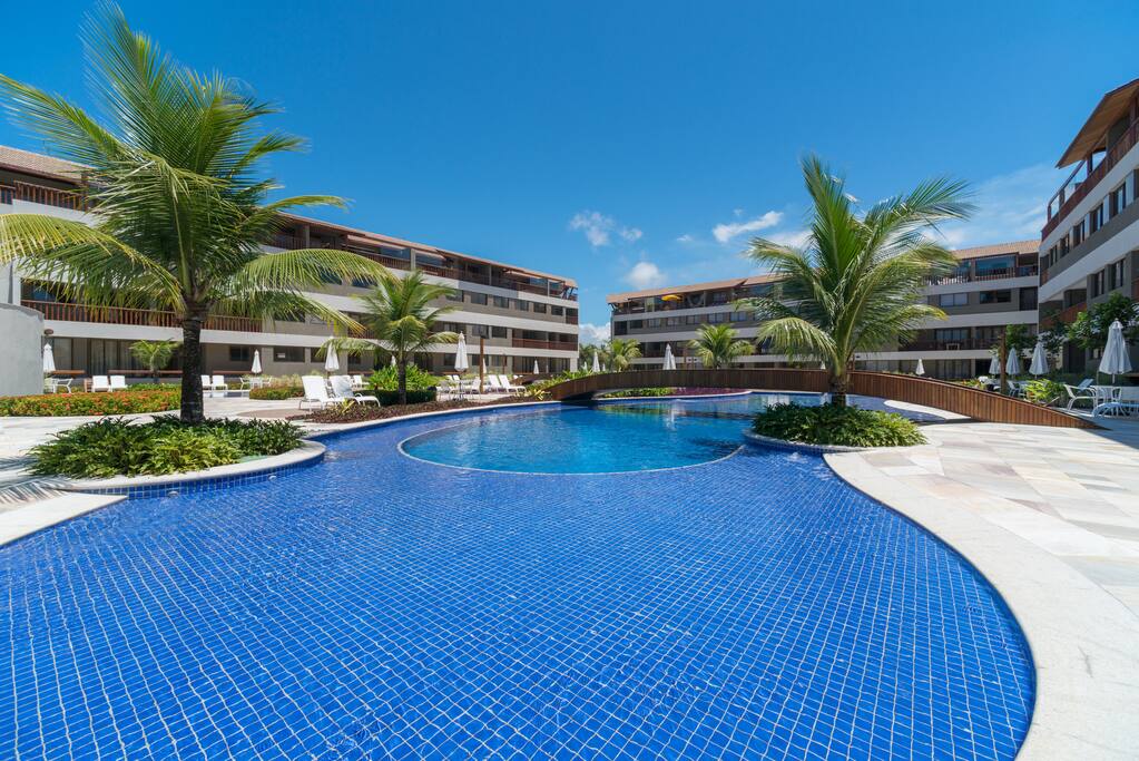 Piscina rasa estilo resort
