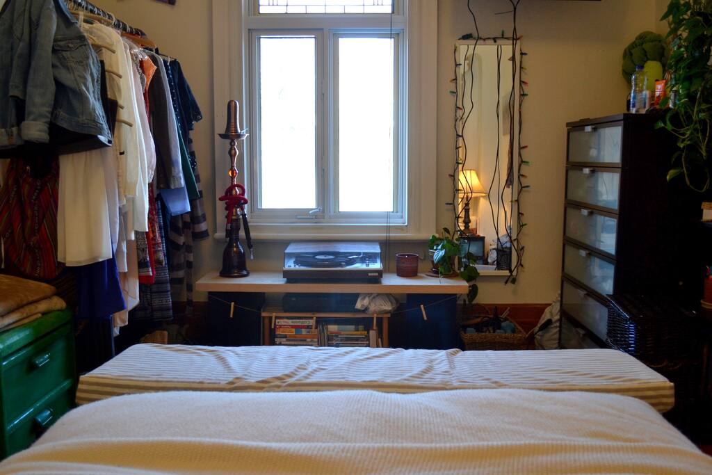 Grande chambre avec espaces de rangements!