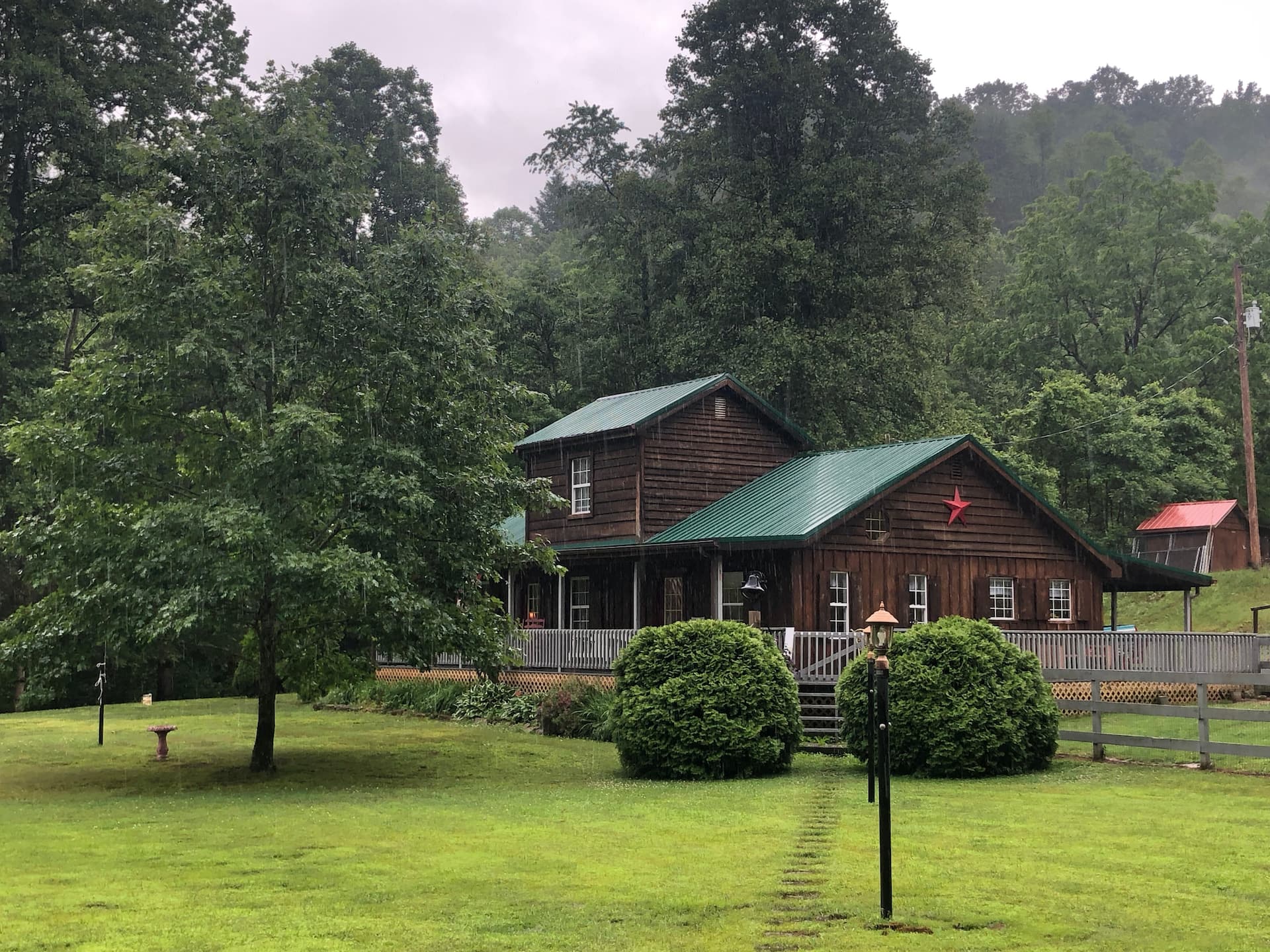 Creek-side 2 Bedroom Cottage with Mountain Views
