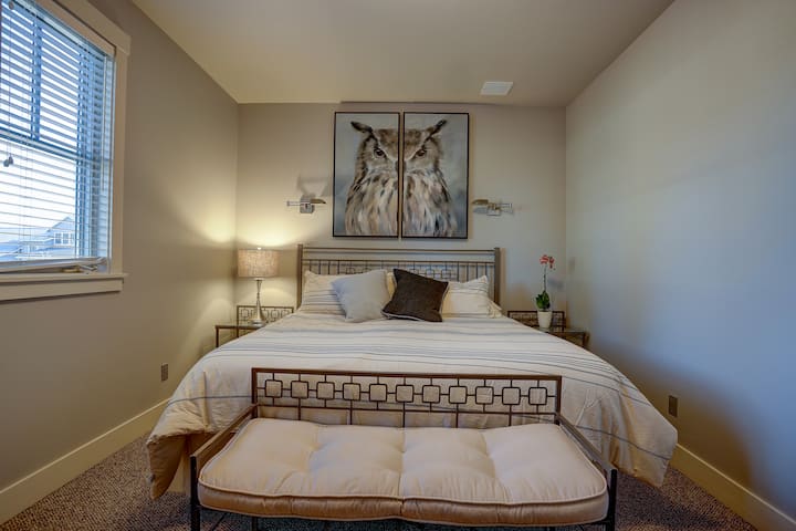 楼下卧室配备特大床