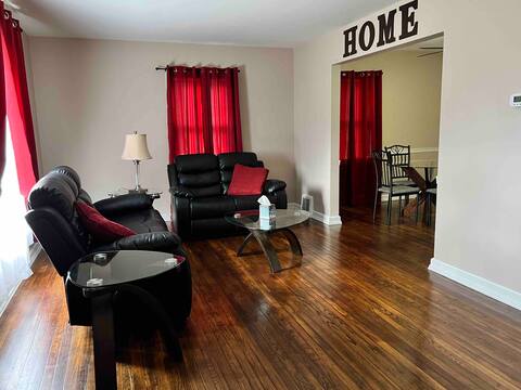 Boardman - Spacious Cape Cod Home - Free Parking