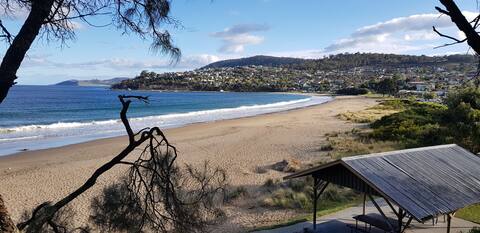 Spacious unit by the beach in sunny Blackmans Bay