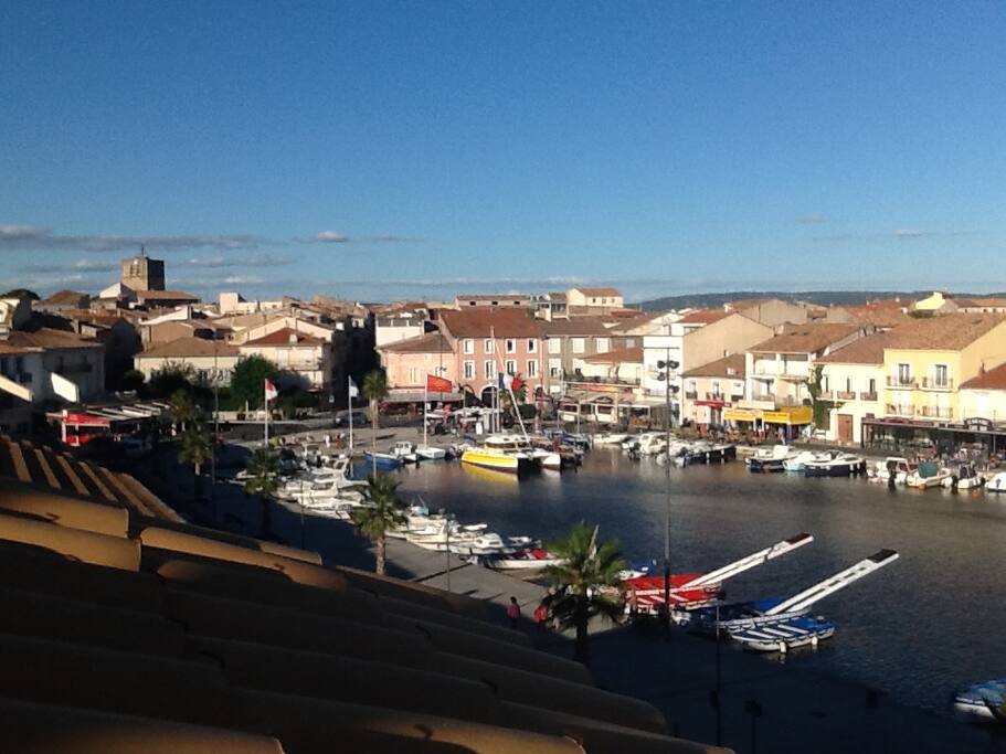 Vuevterrasse côté port ...sur la gauche !