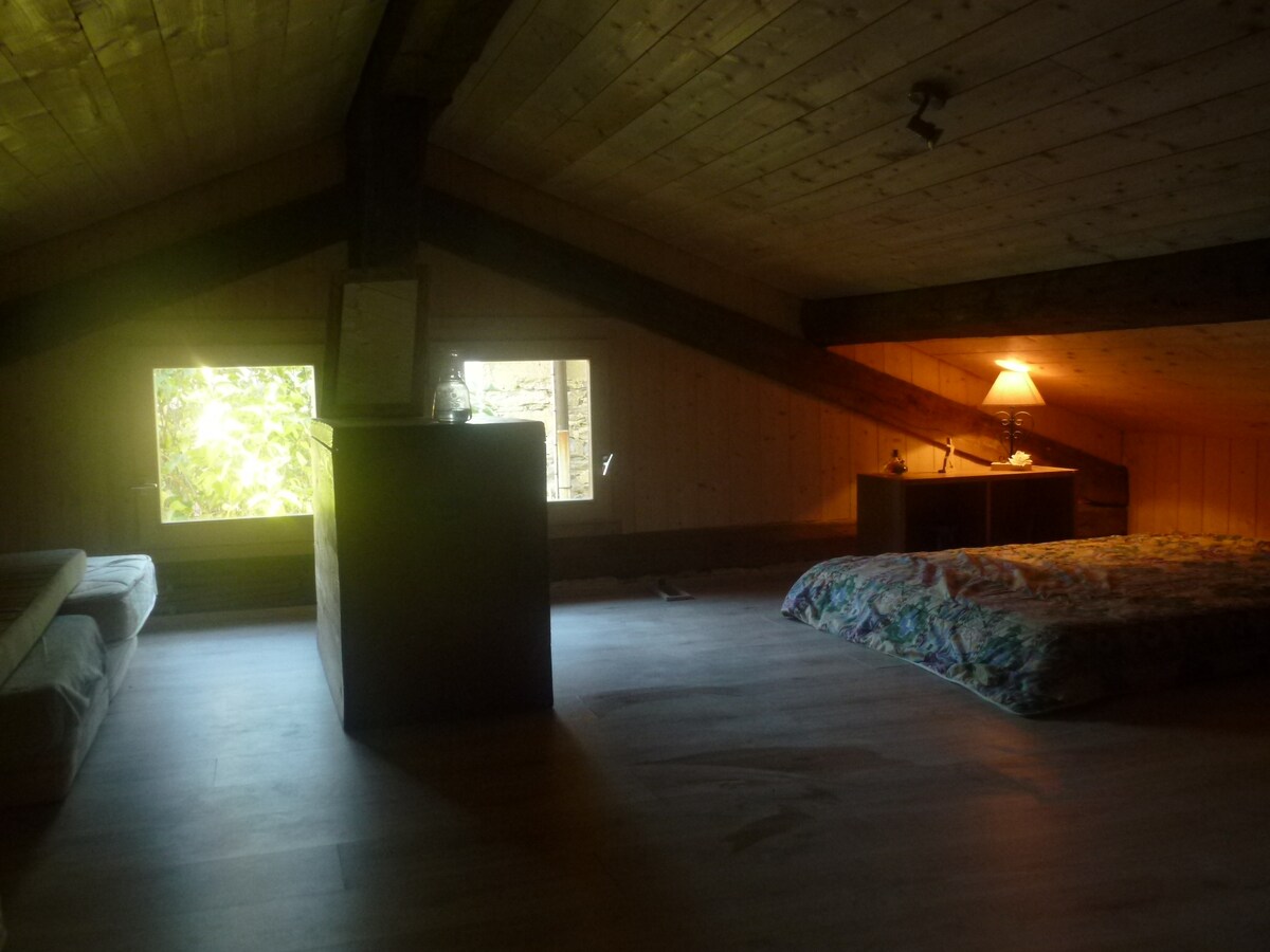 Twee tweepersoonsmatrassen en vier eenpersoonsbedden op
de parketvloer 