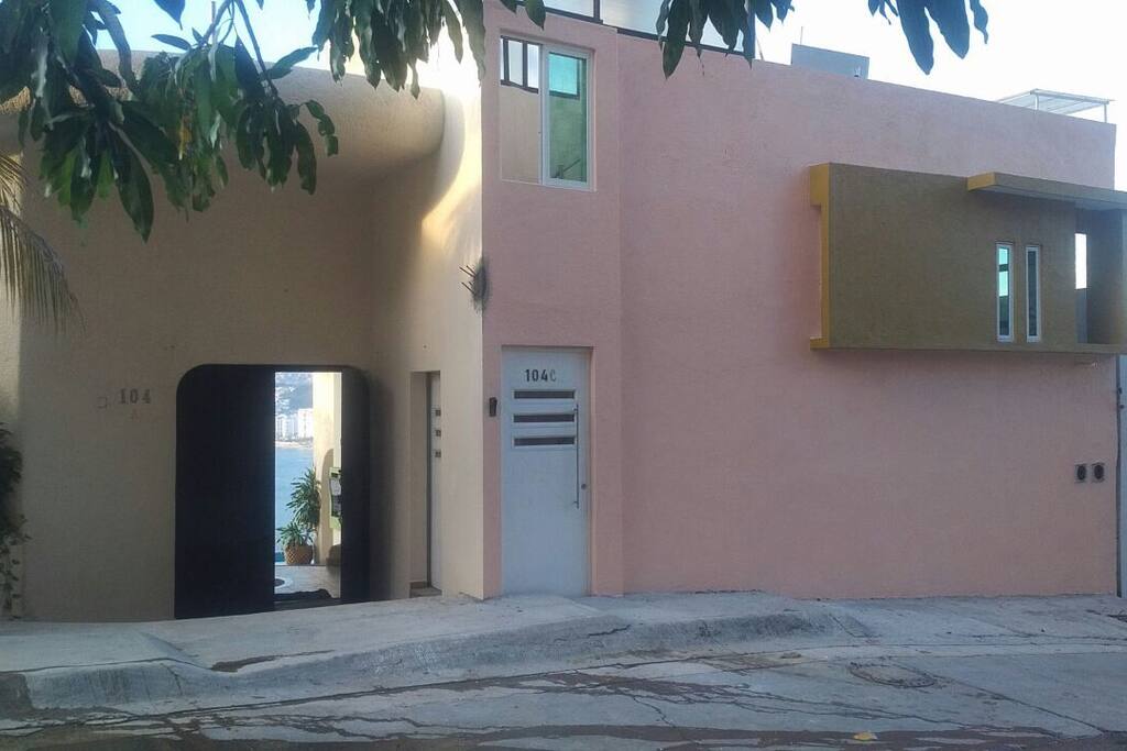 Vista principal de la casa (lado derecho)
Acceso independiente con entrada y salida directa a la calle (puerta blanca)
