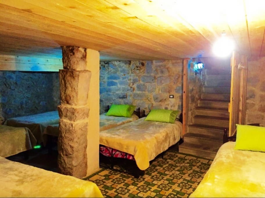 The room (6 beds)