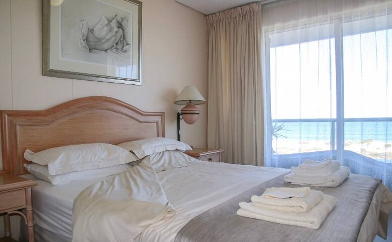 Apartment with breathtaking sea views gallery image 4