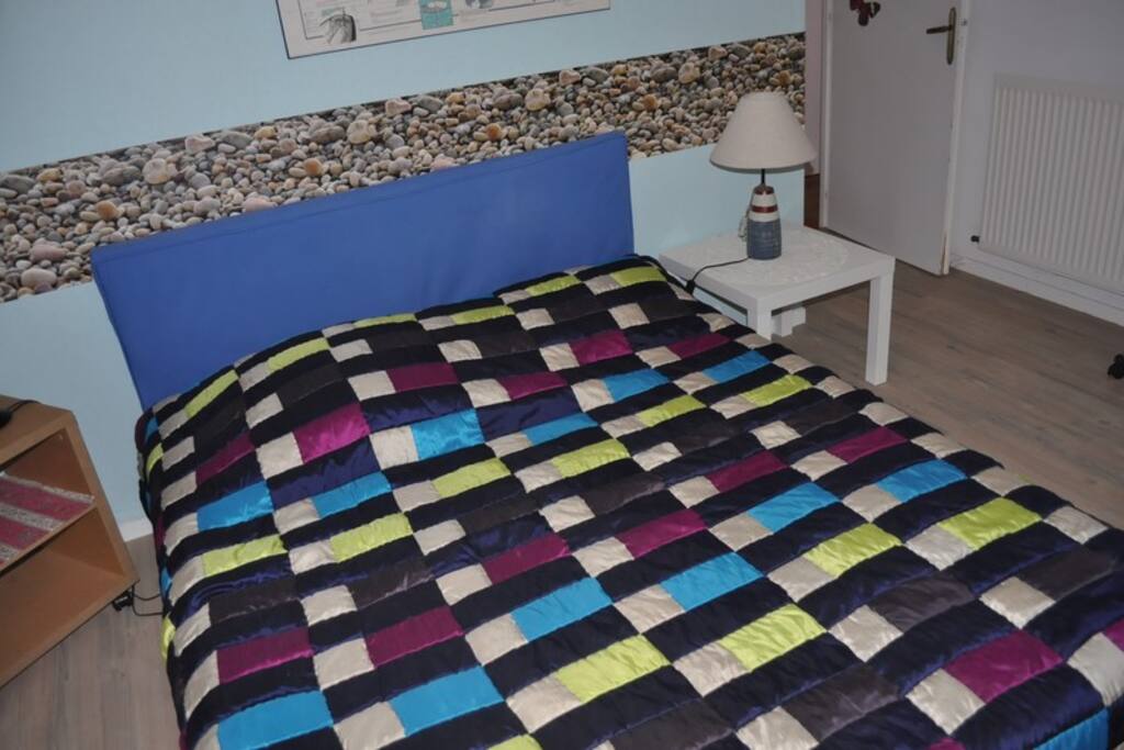 meublée avec goût télévision dans cette chambre