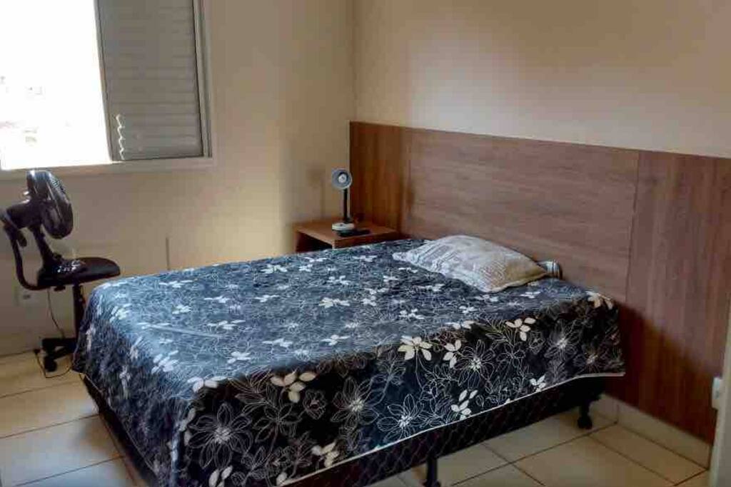 Cama de casal para seu conforto.