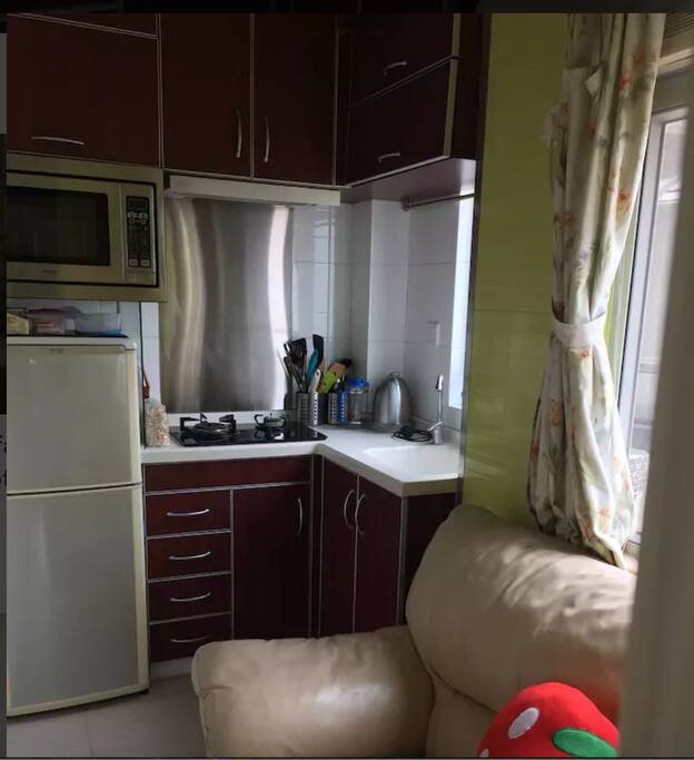 Full kitchen and appliances for home cooked meals