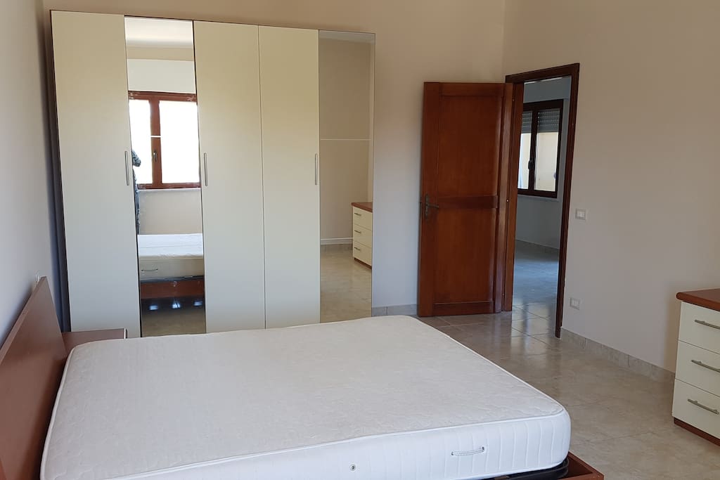Stanza matrimoniale + letto singolo o culla