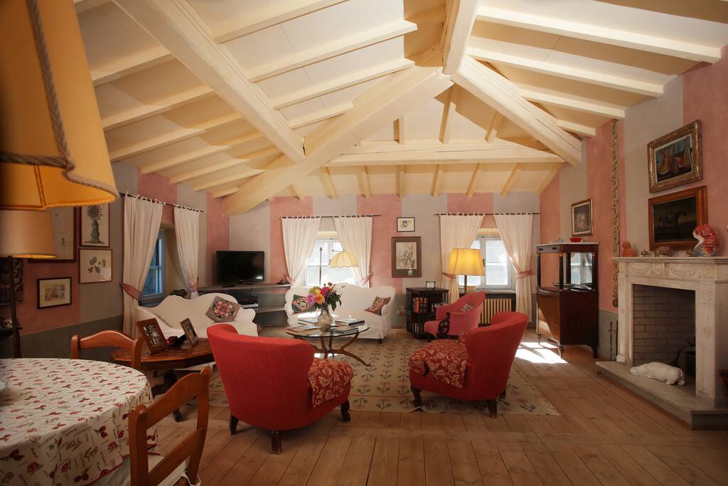 Large living room with beautiful view over the Italian style garden