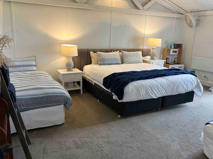 Third bedroom can made up with King bed and x 1 full single bed