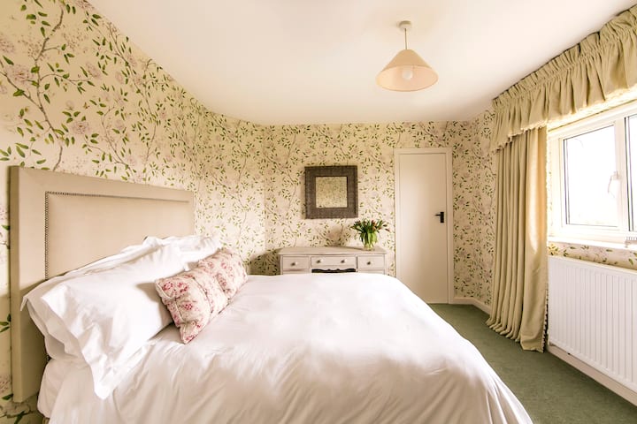 Основна къща - двойна спалня с мивка. Прекрасна гледка към градината и хълмовете