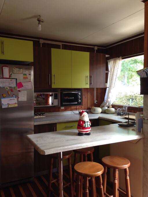 Cocina totalmente equipada, con microondas, horno eléctrico, refrigerador, freezer, lavavajillas y comedor de diario