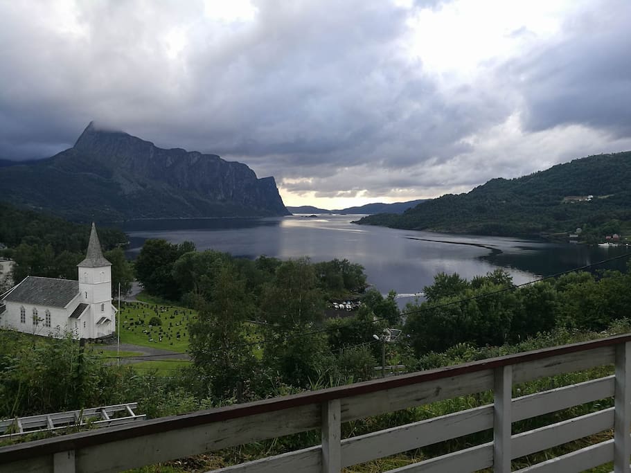 Utsikt frå leiligheita over fjorden i Hyllestad.
The view from the appartment of the Fjord in Hyllestad.