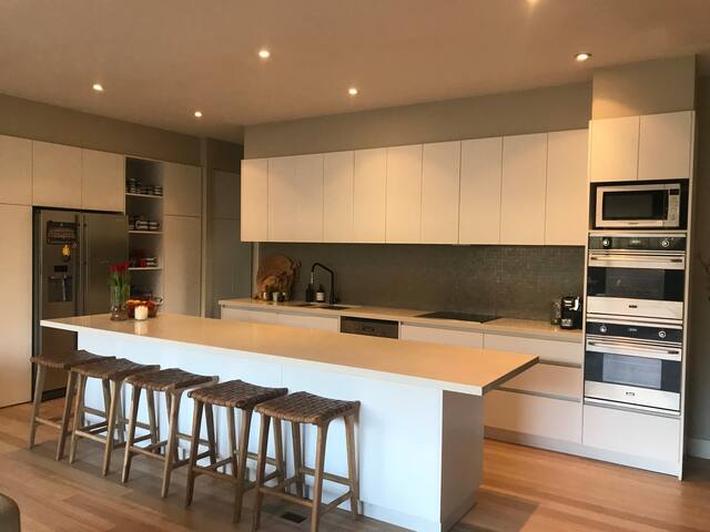 Malvern East 4 bedrms 4 living areas