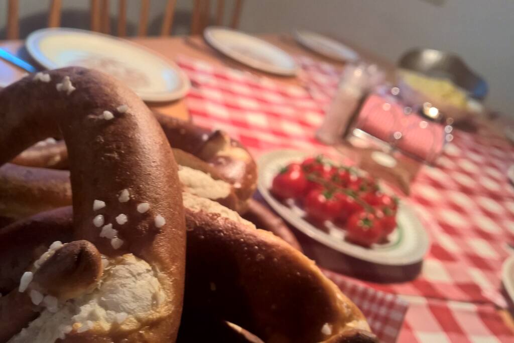Der Gemeinschaftsraum lädt zum gemütlichen Verweilen bei Bayerischer Brotzeit ein.