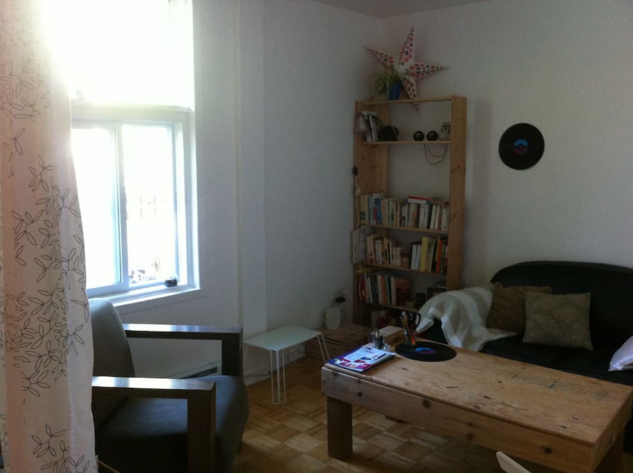 Salon spacieux qui communique directement sur la cuisine