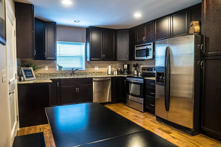 Single Family Home 2 Miles to Downtown -12 Beds gallery image 5