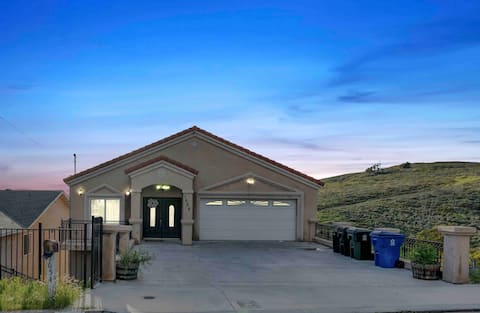 Best views! 5 BDRS,Master suite,Pool table!