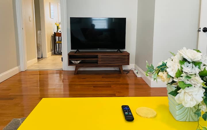 Cozy, 1st Fl, 3br2ba, 2park,7min Walk To Subway - Somerville, MA