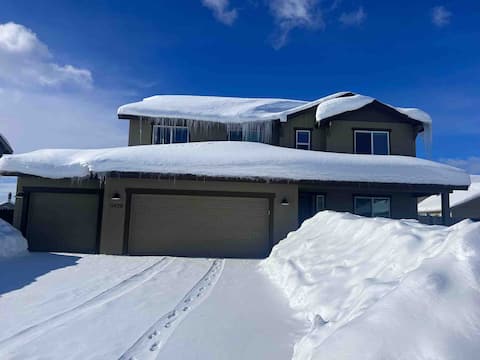 Spacious 5BR Pet-Friendly / Forest Access + Canyon