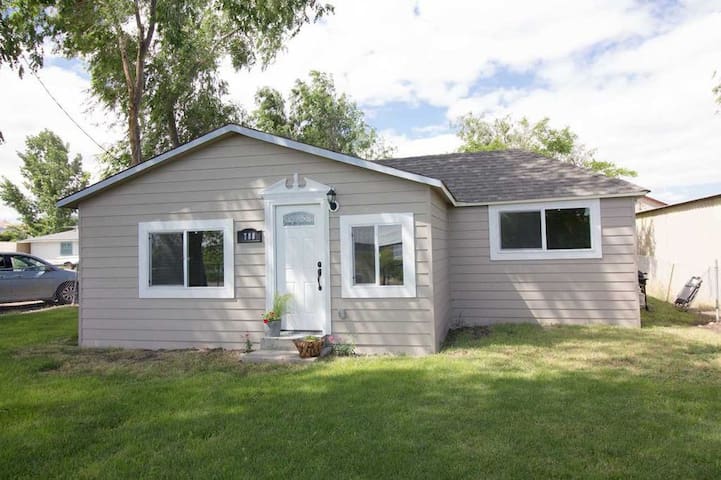 Cute house on the Snake River sleeps 7