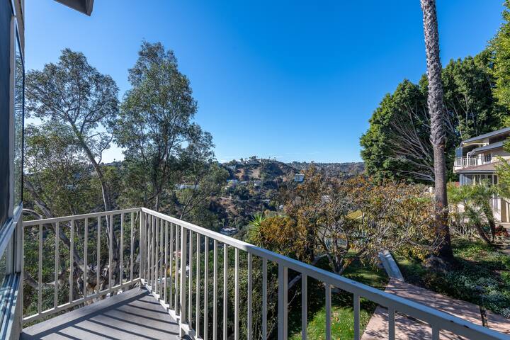 Private Hollywood Hills Retreat with Views gallery image 2