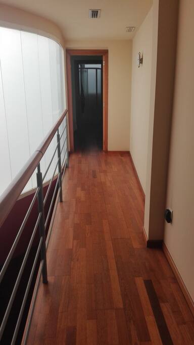 Vista de la entrada de la habitación desde la escalera.