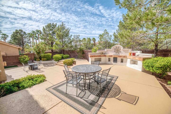 Clean, spacious 4 bedroom home in great location! gallery image 2