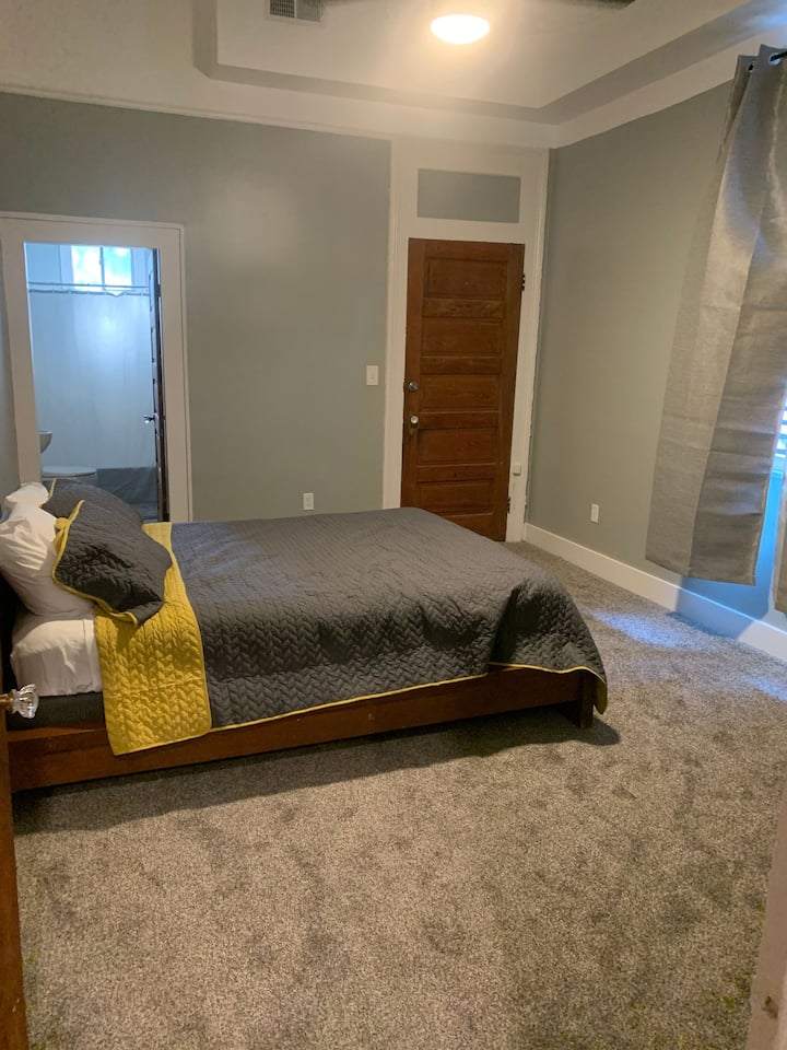 Гледка от спалнята към втората баня 