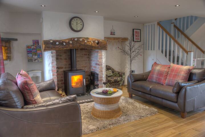 TY CANOL HOLIDAY LET, Rhoshill, Cardigan, Pembrokeshire, Wales