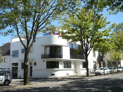 Lorient center, large art deco house with spa