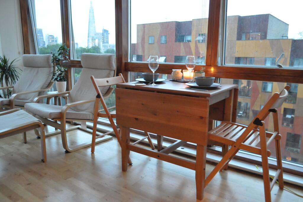 Expandable kitchen table