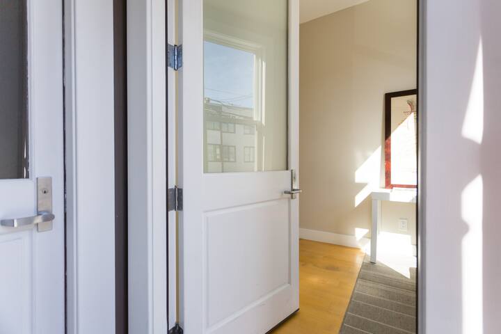 21st-Century Castro Bordering Apartment With Roof Deck gallery image 3