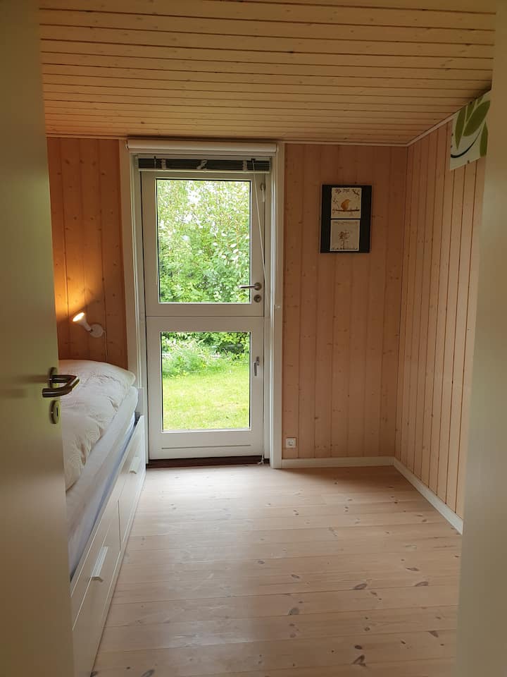 Jednolôžko, ktoré sa vysúva na dvojposteľ.