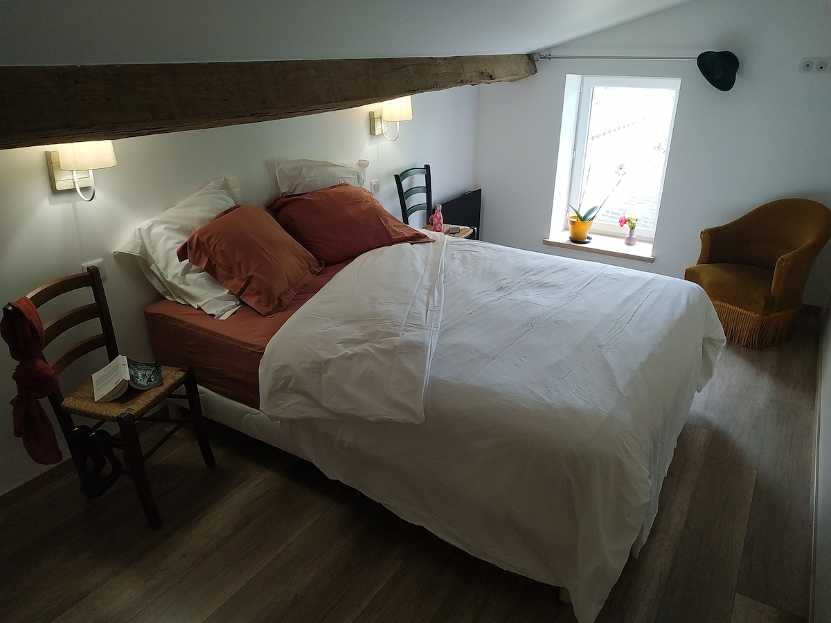 La chambre située à l'étage
Un logement agréable c'est aussi une bonne literie :
Matelas de 30cm d'épaisseur
Lit Queen size : 180*200 cm
De quoi bien dormir...
Et se réveiller avec une belle vue sur les coteaux du blayais
