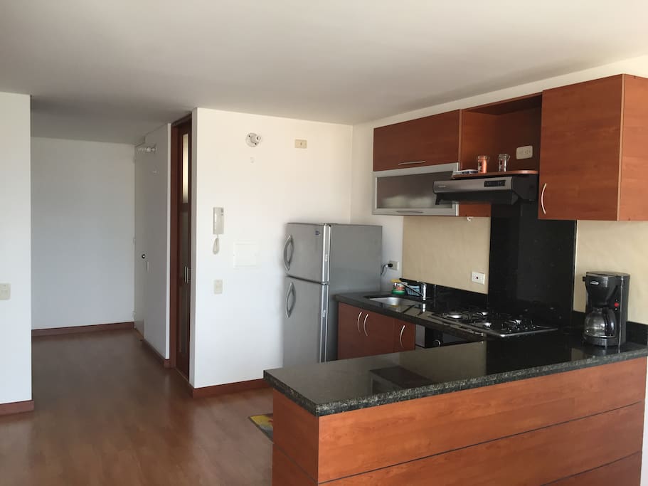 Cocina con nevera y congelador totalmente equipada con utensilios de cocina.
Fully equipped kitchen including fridge, oven and microwave.